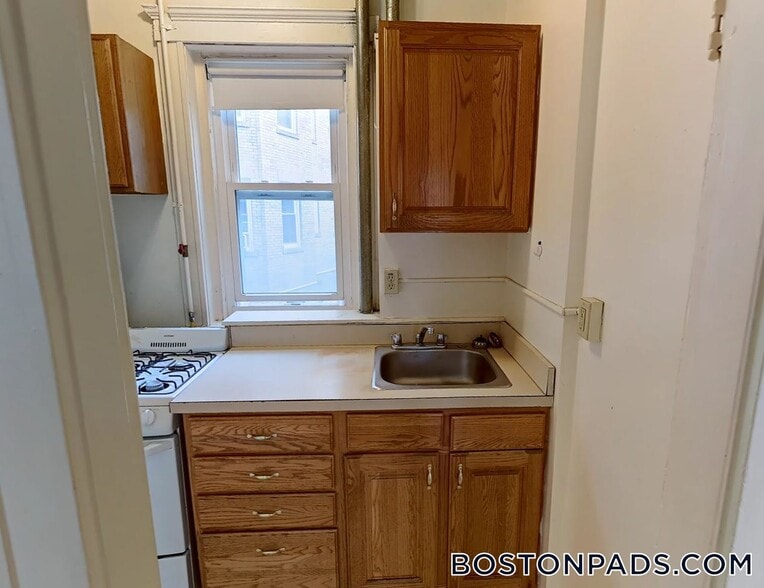 Building Photo - 137 Park Dr