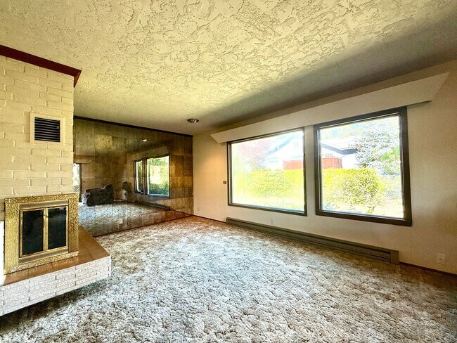 Building Photo - **50% OFF FIRST MONTH'S RENT** Country Liv...