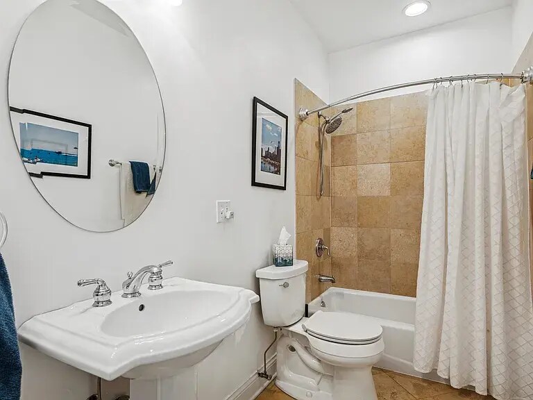 Building Photo - 453 N May St