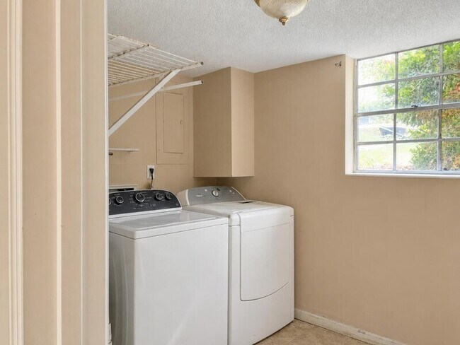 Building Photo - 1606 Lisa Lynn Dr