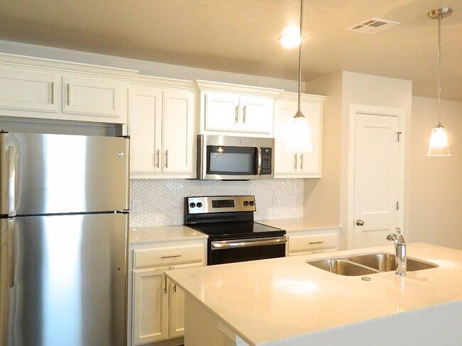 Building Photo - 2 Bedroom 2 Bath Duplex Near Tinker AFB