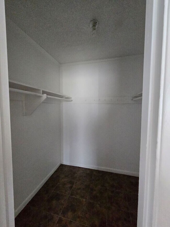 Building Photo - 2 bedroom Townhome off Pensacola Available