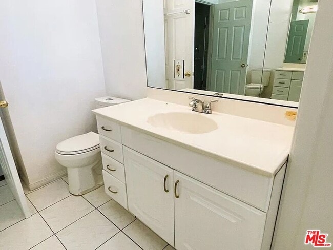 Building Photo - 755 N Kenmore Ave