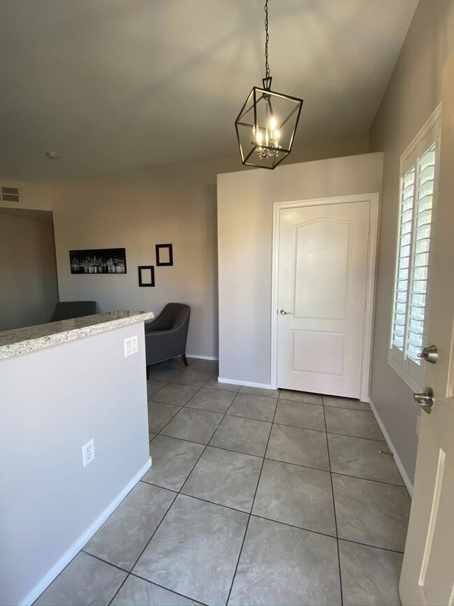 Building Photo - BEAUTIFUL CONDO IN A GATED COMMUNITY FEATU...