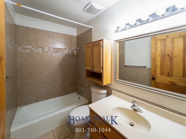 Building Photo - 1781 Lincoln Ln