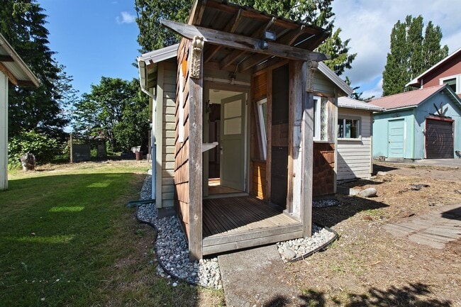 Building Photo - Cozy Cabin on Camano!~