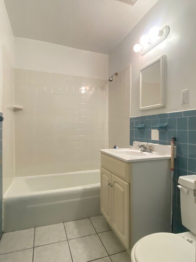 Building Photo - Nice 3 bed in Packards corner