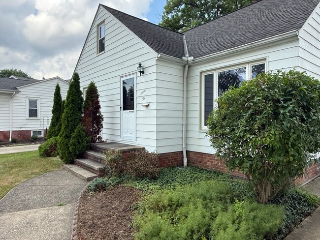 Building Photo - 1510 Crestwood Rd