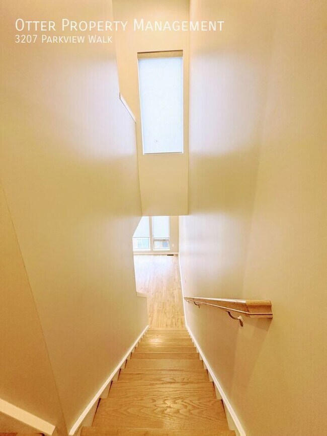 Building Photo - 3207 Parkview Walk