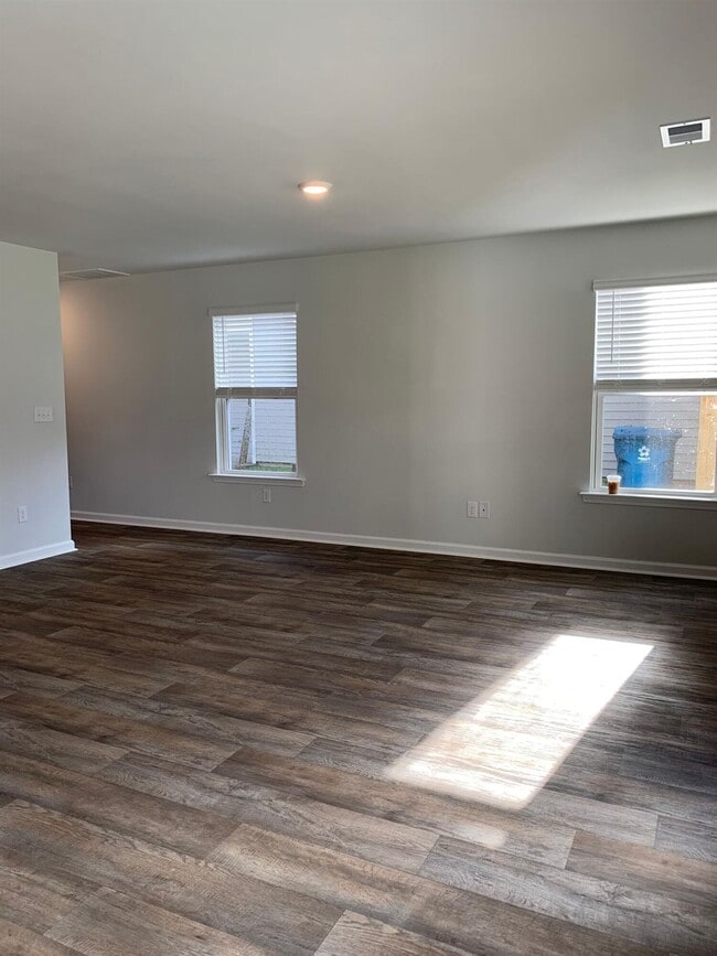 Building Photo - 235 Spencer Cir