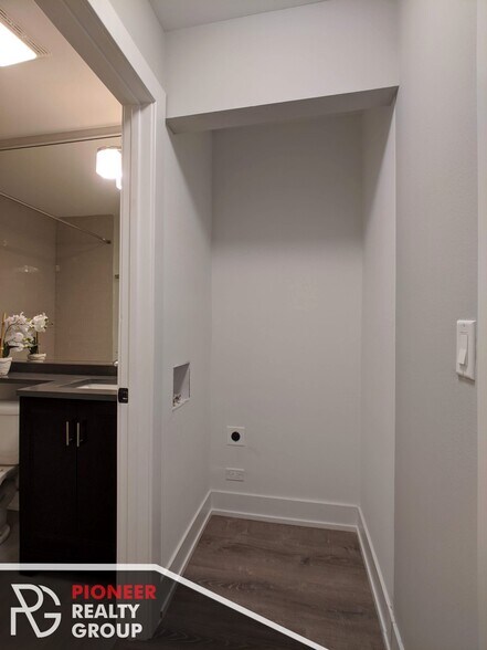 Building Photo - 542 W Surf St