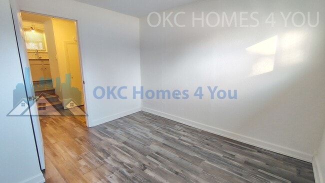 Building Photo - Charming 2 Bedroom near I-44 & May Ave.