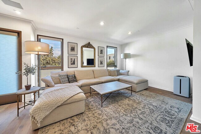 Building Photo - 132 N Swall Dr