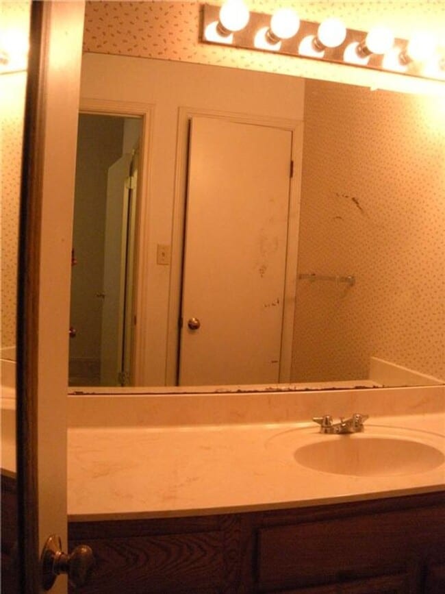 Building Photo - Gables 11 - 2 Bed - 1 1/2 Bath - 2 Car Personal Garage