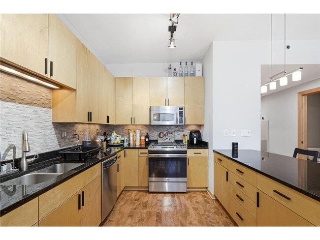 Building Photo - 215 10th Ave S