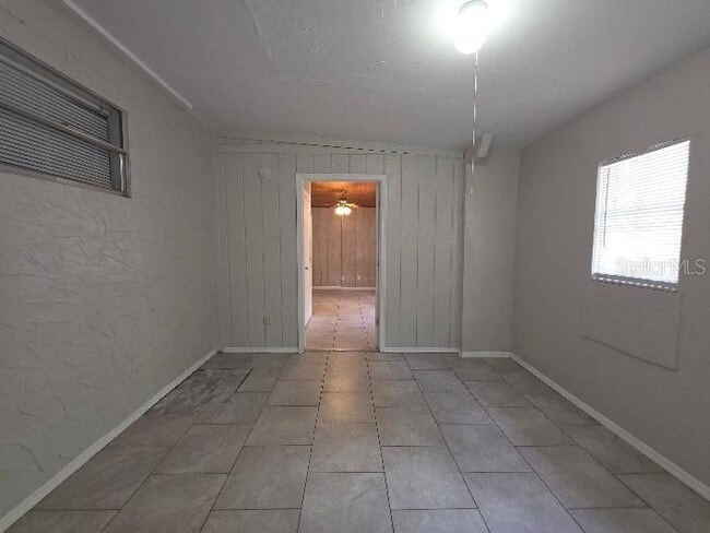 Building Photo - 843 Grove Ave