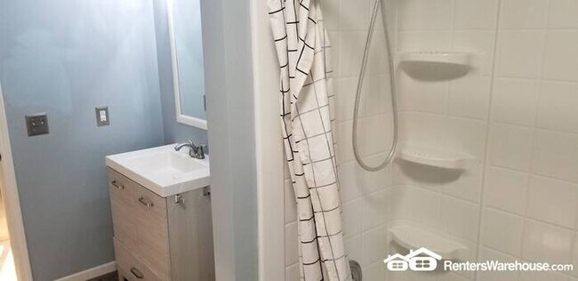 Building Photo - Available Now = 4 Bedroom 2 Bath Updated H...