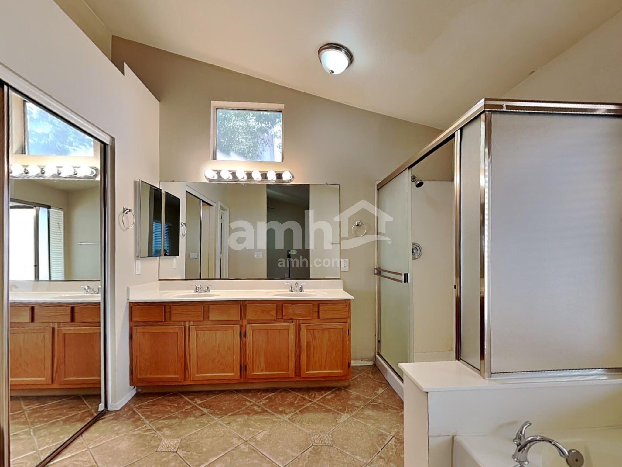 Building Photo - 1214 E Artesian Way