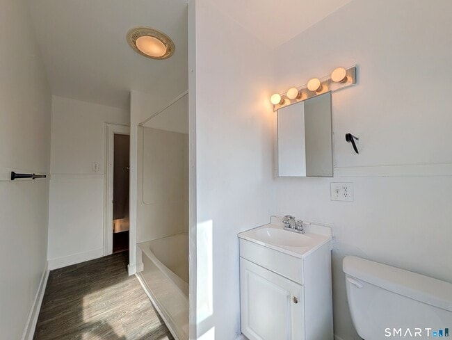 Building Photo - 102 Elm St