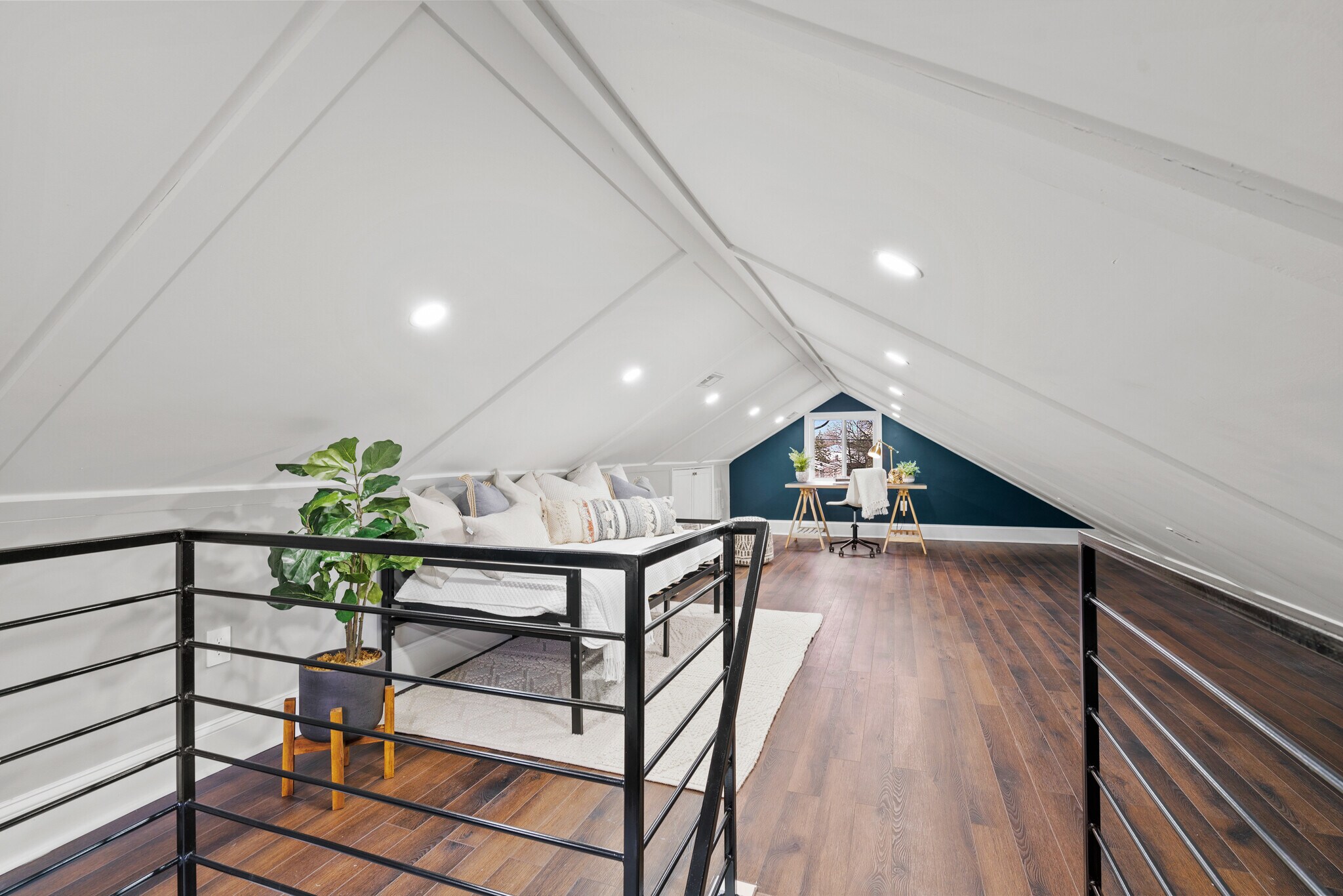 Upstairs loft - 612 44th St NE