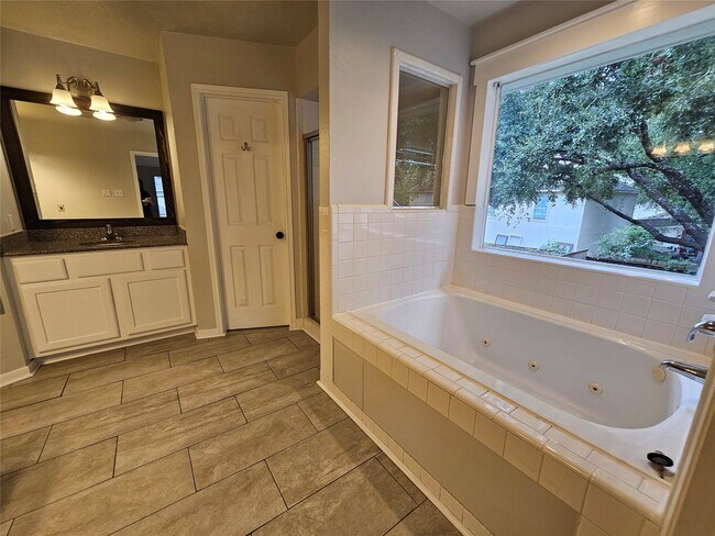 Building Photo - 15015 Dawnbrook Dr