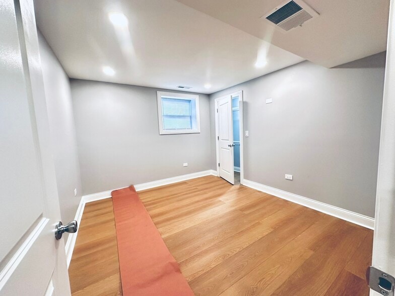 Building Photo - 901 W Agatite Ave