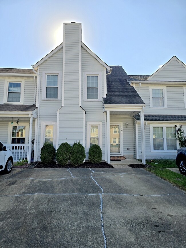 Building Photo - STUNNING TWO STORY 3 BEDROOM/ 2.5 BATH TOW...
