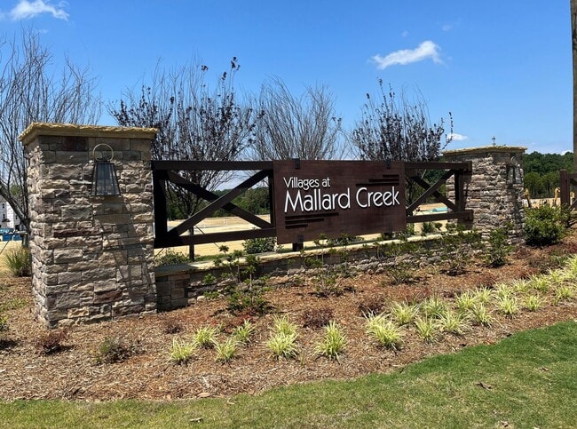 Building Photo - BEAUTIFUL 3BD/2.5BTH Townhome - MALLARD CREEK - MOVE IN SPECIAL