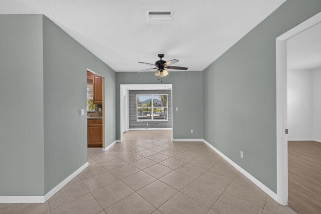 Building Photo - 416 SE Naranja Ave