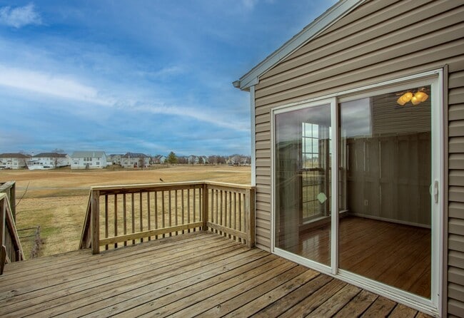 Building Photo - Great Views Overlooking the Golf Course - Large 3 Bedroom End unit TownHouse