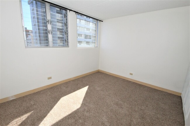 Building Photo - AVAILABLE NOW! 2 BED 1 BATH 1 COVERED PARK...