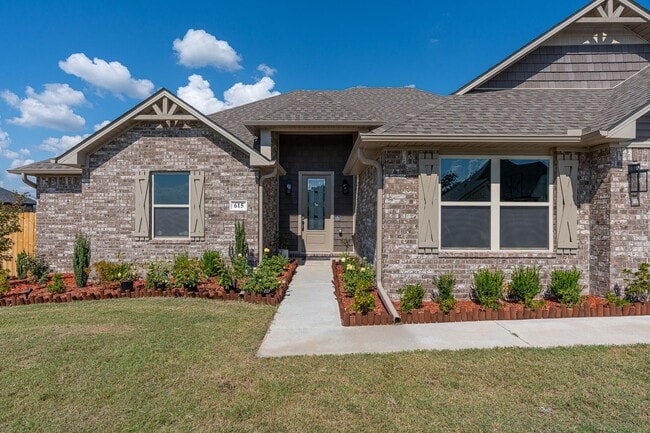 Building Photo - Modern Living: Spacious 5 Bed, 2 Bath Home...