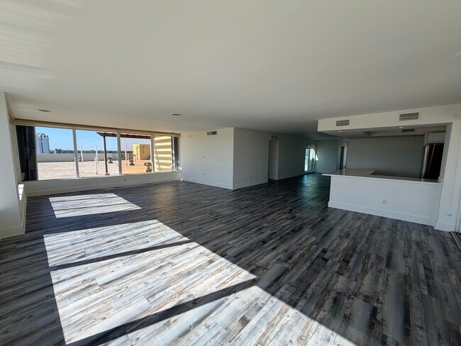 Building Photo - 2000 NE 135th St