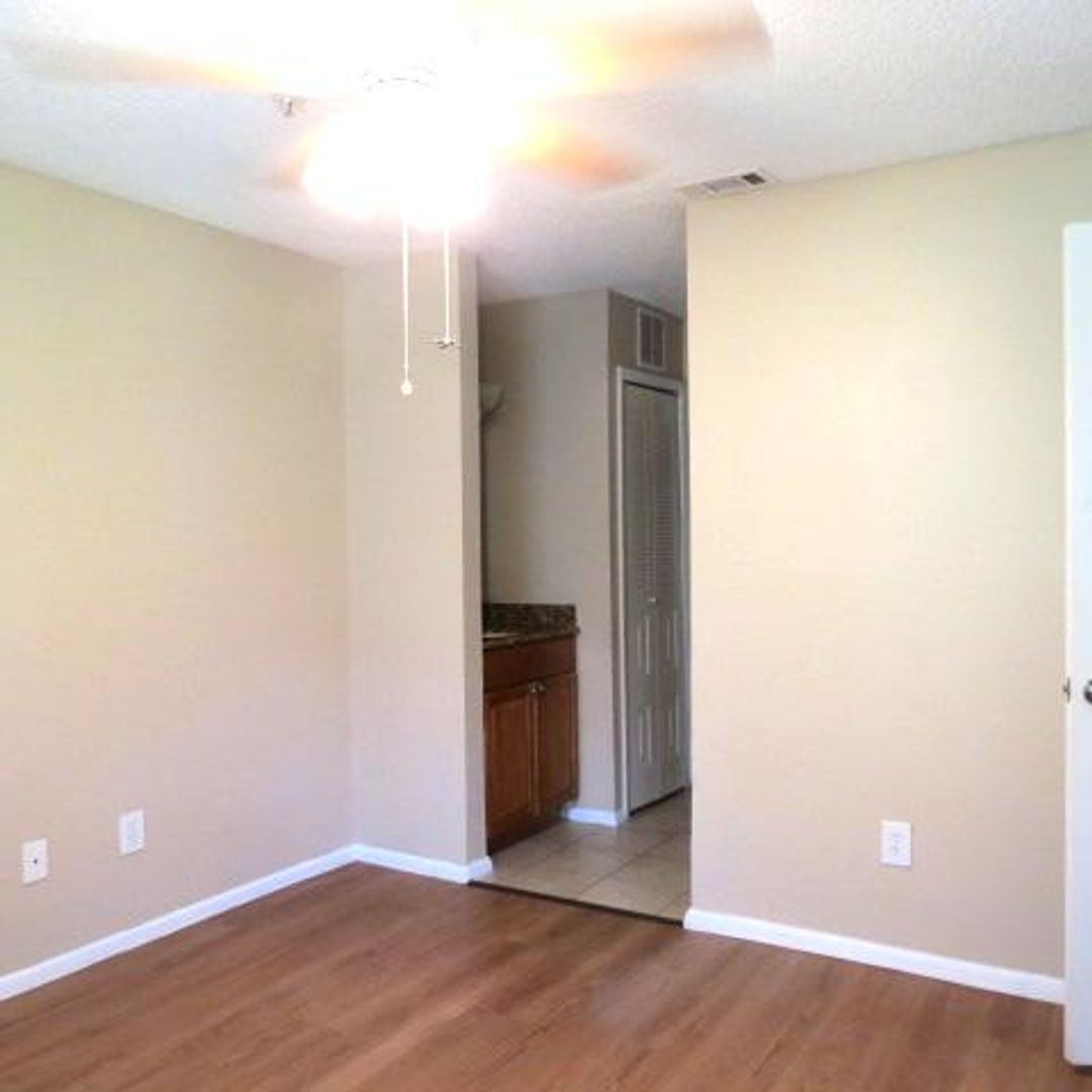 Building Photo - Altamonte Springs 1/1 condo in Gated Commu...