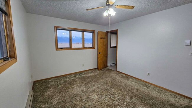 Building Photo - Large House with beautiful landscaping and mission mountain views