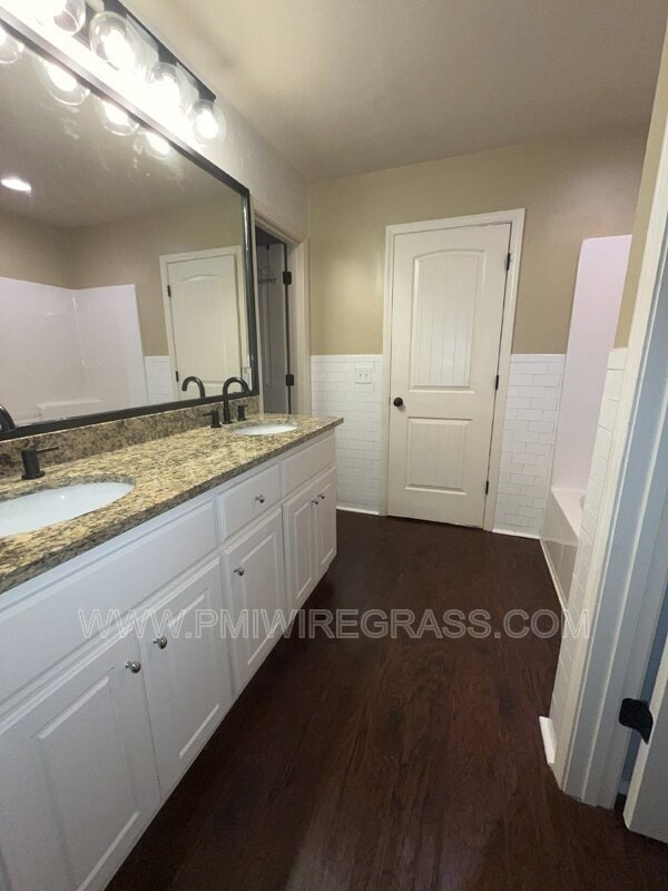 Building Photo - 229 Lace Dr