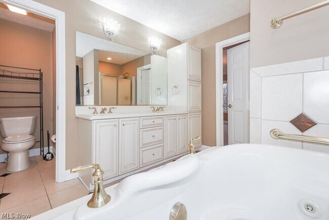 Building Photo - 3729 Edgehill Dr