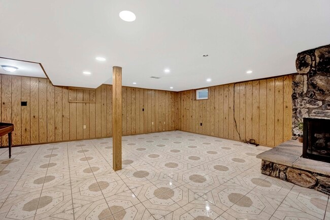 Building Photo - 9410 Lawler Ave