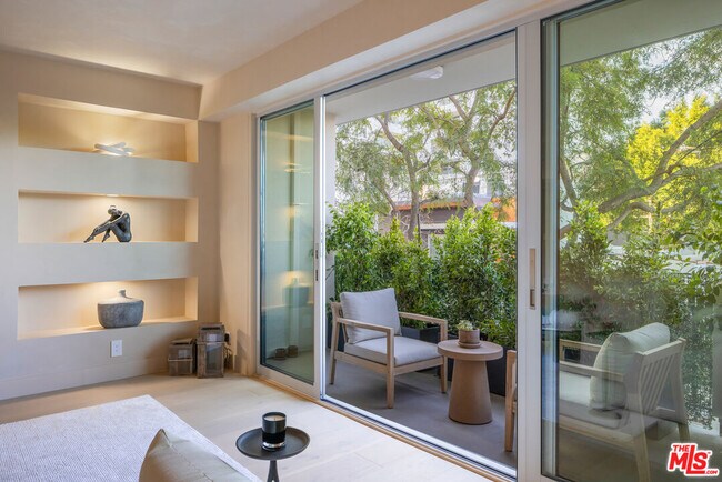 Building Photo - 818 N Doheny Dr
