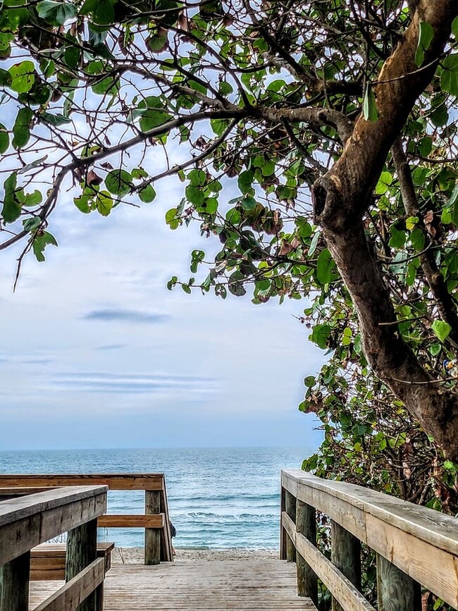Building Photo - 3 BEDROOM 2 BATH HOME ACROSS FROM BEACH !!!