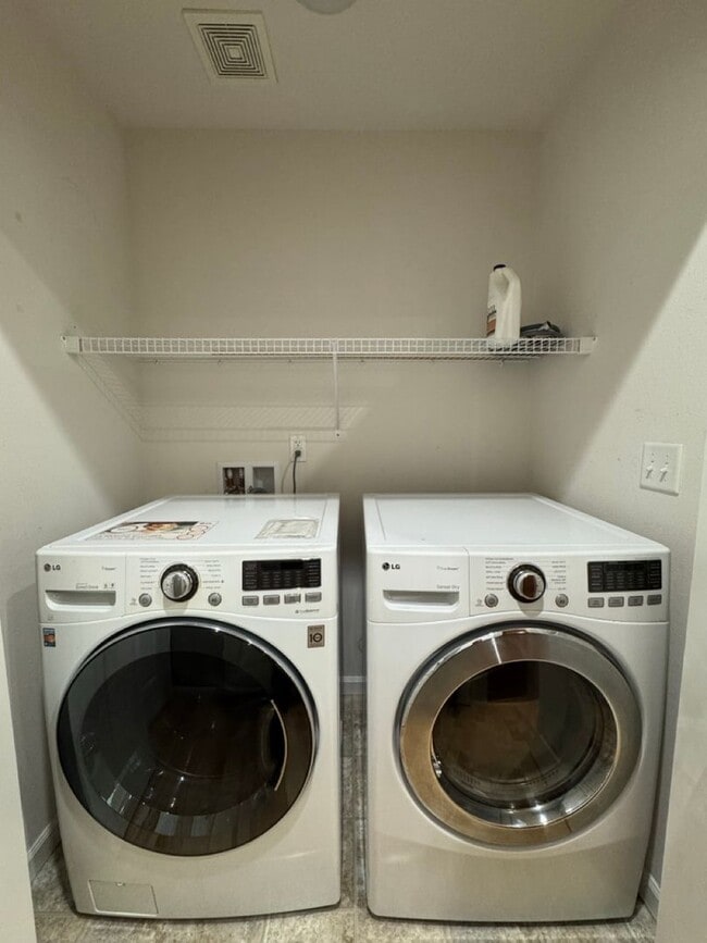 Building Photo - Spacious 3BD/2.5BTH Home w/ Modern Upgrade...