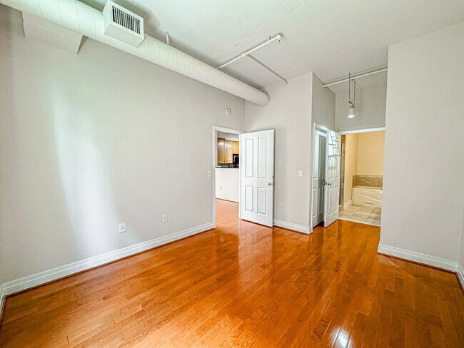 Building Photo - Luxurious 2 Bed 2 Bath Condo In Station Sq...
