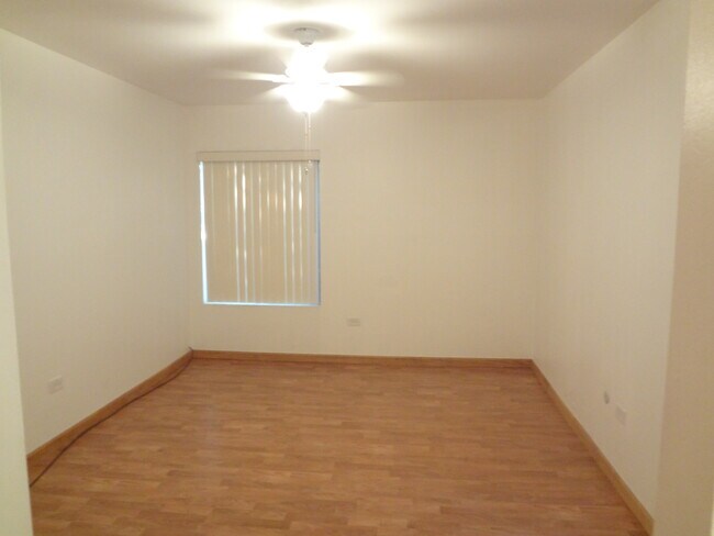 Building Photo - 6105 Knoll Valley Dr