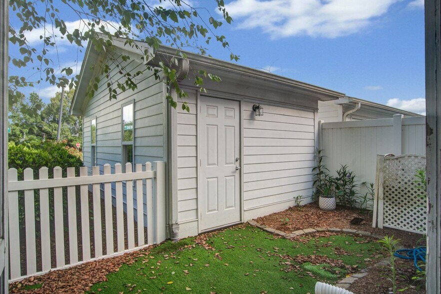 Building Photo - 802 Rue Dr
