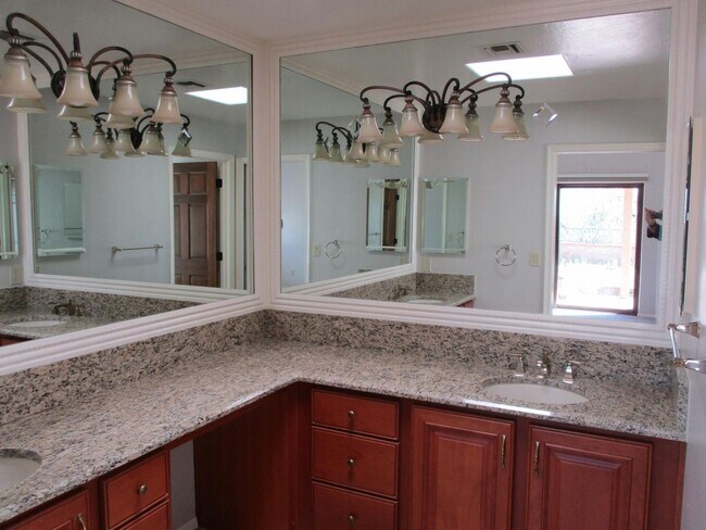 Building Photo - 4 bedroom 2.5 Bath