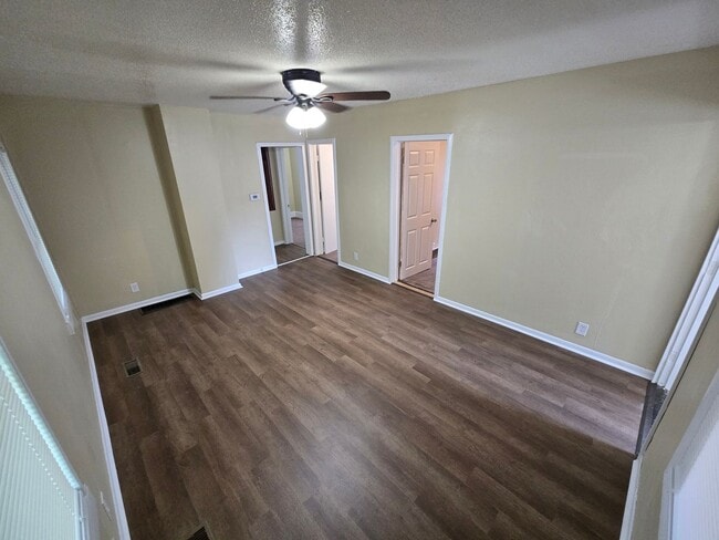 Building Photo - 2 Bedroom House