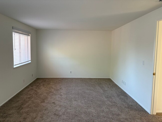 Building Photo - Spacious 5 bedroom 2 1/2 bathroom Westpark...