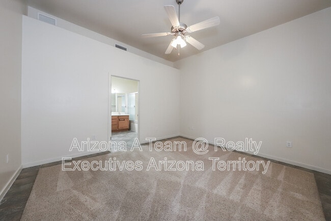 Building Photo - 665 E Weckl Pl