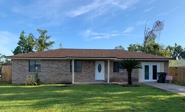 Building Photo - Charming 3Bed/2Ba Home, Conveniently Located in Lynn Haven! *1/2 OFF Security Deposit for Active-...