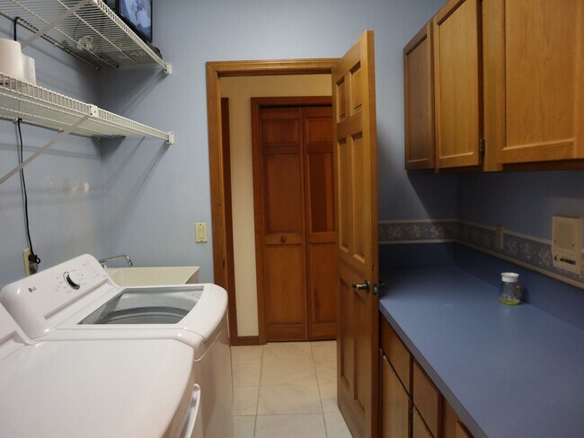 Building Photo - Beautiful Brick Home in Crystal Lakes Estate Call Carole Arcaro 386-216-4900 Deltona Lakes Realty